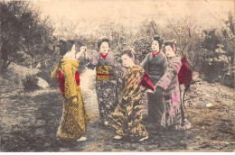 Japon - N°84587 - Femmes En Kimono Faisant Une Ronde Dans Un Jardin - Carte Vendue En L'état - Autres & Non Classés