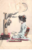 Japon - N°84586 - Une Femme En Kimono à Genoux, Mettant Des Fleurs Dans Un Vase - Carte Vendue En L'état - Andere & Zonder Classificatie