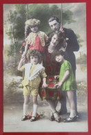 PH - Ph Original - Couple Avec Leurs Trois Enfants Habillés Particulièrement Avec Un Fond Fantastique 1926 - Anonymous Persons