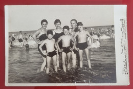 PH - Ph Original - Trois Femmes Avec Trois Enfants Tous En Maillot De Bain Dans La Mer, Mar Del Plata, Argentine 1959 - Anonymous Persons