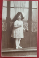 PH - Ph Original - Portrait D'une Petite Fille Toute Vêtue De Blanc Avec Un Gros Noeud Sur La Tête - Anonymous Persons