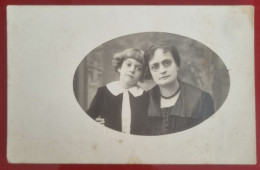 PH - Ph Original - Mère Avec Sa Petite Fille Toutes Deux Avec Des Coupes De Cheveux étranges 1920 - Anonymous Persons