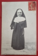 PH - Ph Original - Photo Sur Carte Postale Circulaire 1907 - Fille Habillée En Religieuse Pour Une Fête De Carnaval - Anonymous Persons