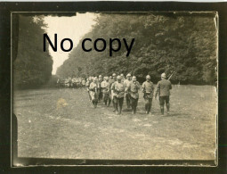 PHOTO FRANCAISE TM 215 - LE DEFILE DU GROUPE BERTHOUX A OGNON PRES DE BARBERY - SENLIS OISE GUERRE 1914 1918 - Oorlog, Militair