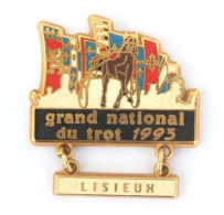 Pin's Mobile Lisieux (14) - LISIEUX - GRAND NATIONAL DU TROT 1993 - Chevaux Et Drapeaux - Zamac - Starpin's 93 - N235 - Ciudades