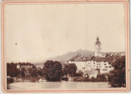 Photo De Cabinet Sur Carton Circa 1900 Olten Et Sa Vieille Eglise  (Suisse) Sur Les Rives  De L"Aar Beau Et Rare Cliché - Places