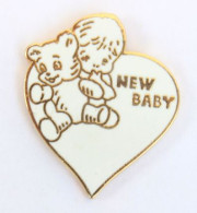 Adorable Pin's Coeur NEW BABY - Bébé Et Son Ours En Peluche - Démons & Merveilles - N239 - Other & Unclassified
