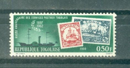 REPUBLIQUE DU TOGO - N°372* MH Trace De Charnière SCAN DU VERSO.65°anniversaire Des Services Postaux. Sujets Divers. - Stamps On Stamps