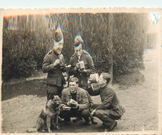 Militaires-ref E46-carte Photo Militaires-militaria -guerre 1939-45-soldats Allemands Et Leur Chien Berger Allemand - - War 1939-45