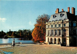 77 - Fontainebleau - Palais De Fontainebleau - Le Château. Cour De La Fontaine - Aile Louis XV Et Étang Des Carpes - Car - Fontainebleau