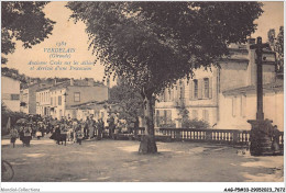 AAGP5-33-0425- VERDELAIS - Ancienne Croix Sur Les Allees Et Arrivee D'une Procession - Verdelais