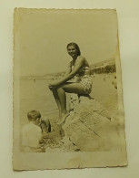 A Beautiful  Girl On A Rock By The Sea - Personnes Anonymes