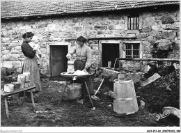 ADJP11-42-0994 - L'AUVERGNE - Les MTS Du FOREZ-PIERRE-SUR-HAUTE - UNE JASSERIE - L'on Fabrique Le Fromage Renommé  - Sonstige & Ohne Zuordnung