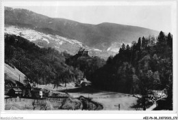 AEZP6-38-0552 - URIAGE-LES-BAINS - Arrivée A URIAGE Et Le Chateau - Uriage