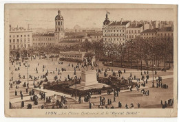 264 - Lyon - La Place Bellecour Et Le " Royal Hôtel" - Other & Unclassified