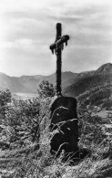Le Mont Dore - La Croix Des Missions Avec Vue Sur La Chaîne Du Sancy - Le Mont Dore