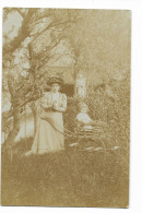 75 - Carte-photo Légendée Au Verso "Avant La Promenade Mai 1909 - Femme Et Fillette Dans Une Poussette. Photo J. JOUGLA. - Autres & Non Classés