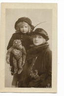 Belle Carte-photo Représentant Une Femme Et Une Fillette Tenant Une Peluche. CPA écrite De BUCKINGHAM En 1917. BE. - Buckinghamshire
