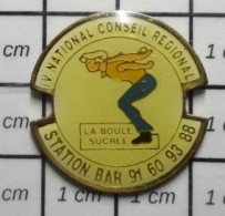 811H Pin's Pins / Beau Et Rare / SPORTS / PETANQUE NATIONAL CONSEIL FREGIONAL LA BOULE SUCREE STATION BAR - Boule/Pétanque