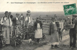 Epernay Les Débardeurs Portent Les Paniers Aux Voitures ( Les Vendanges En Champagne ) - Epernay