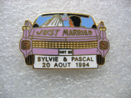 Pin's D'une Cadillac De Couleur Rose Transportant Les Mariés Sylvie Et Pascal Le 20 Aout 1994 - Other & Unclassified