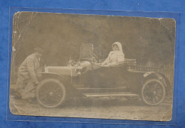 CPA Carte Photo Voiture Très Ancienne Modèle à Identifier Chauffeur Démarrage Manivelle Ou Cric Jeune Femme 2ème Choix - Passenger Cars