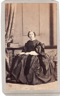 Photo CDV D'une Femme élégante Posant Dans Un Studio Photo A Paris Avant 1900 - Antiche (ante 1900)