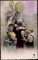 CPA Glückwunsch Weihnachten, Heiliger Nikolaus Und Kinder Mit Geschenken, Plüschhund, Puppe - Juegos Y Juguetes