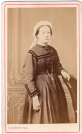 Photo CDV D'une Femme élégante Posant Dans Un Studio Photo A PARIS - Ancianas (antes De 1900)
