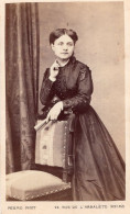 Photo CDV D'une Femme élégante Posant Dans Un Studio Photo A Reims  En 1869 - Old (before 1900)