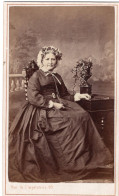 Photo CDV D'une Femme élégante Posant Dans Un Studio Photo A Rouen   En 1867 - Antiche (ante 1900)