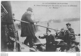 62 CALAIS LA CATASTROPHE DU PLUVIOSE  M. CHERON S'EMBARQUE POUR ASSISTER AUX TRAVAUX DE RENFLOUEMENT - Calais