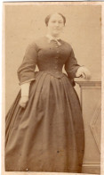 Photo CDV D'une Femme élégante Posant Dans Un Studio Photo A Lyon - Alte (vor 1900)