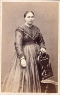 Photo CDV D'une Femme élégante Posant Dans Un Studio Photo A Nancy - Alte (vor 1900)