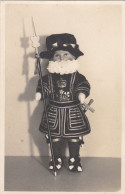 H08.  Vintage Postcard.  Toy. Doll Dressed As A Beefeater Or Yeoman Warder. - Personen