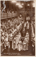 H16. Vintage Postcard. The Queen's Procession. Westminster Abbey. - Royal Families