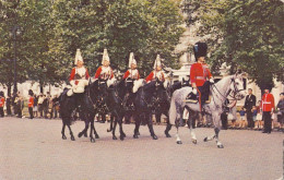 H89. Postcard.  Mounted Guards In The Mall. London - Régiments