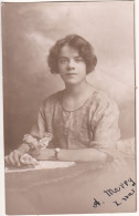 H15. Vintage Postcard. Studio Photograph Of A Lady Named Edie? - Vrouwen