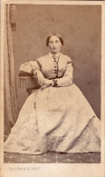 Photo CDV D'une Femme élégante Posant Dans Un Studio Photo A St-Dié Des Vosges - Old (before 1900)