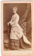 Photo CDV D'une Jeune Femme élégante Posant Dans Un Studio Photo A Lille Avant 1900 - Ancianas (antes De 1900)
