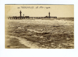 TROUVILLE - La Mer S'agite - Trouville