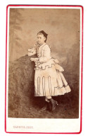 Photo CDV D'une Jeune Fille élégante Posant Dans Un Studio Photo A Lille - Old (before 1900)