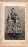 Photo CDV De Deux Jeune Fille élégante Avec Un Jeune  Garcon Posant Dans Un Studio Photo - Antiche (ante 1900)
