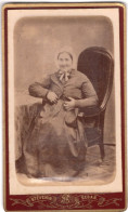 Photo CDV  D'une Femme  élégante Posant Dans Un Studio Photo A Sedan - Old (before 1900)