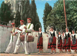 Folklore - Pays Basque - Défilé Des Danseuses - Danse - Carte Dentelée - CPSM Grand Format - Voir Scans Recto-Verso - Kostums