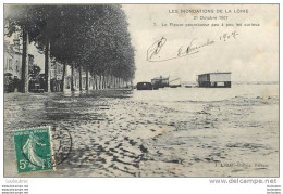 45 LES INONDATIONS DE LA LOIRE 1907 LE FLEUVE POURCHASSE PEU A PEU LES CURIEUX - Autres & Non Classés