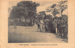 Congo Kinshasa - Indigènes Attendant L'heure Du Marché - Ed. Inconnu  - Congo Belge