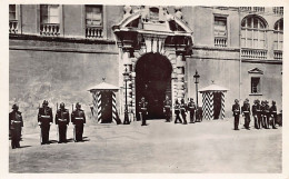 MONACO - Le Palais Du Prince - La Relève De La Garde - Ed. La Cigogne 1430 - Other & Unclassified