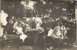 CP Carte Photo D'époque Photographie Vintage Groupe Famille Jardin Mode Table  - Anonymous Persons