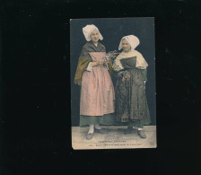 CPA Folklore - Bretagne-  Costumes Bretons - Jeunes Filles à La Vieille Mode De Concarneau - Bretagne